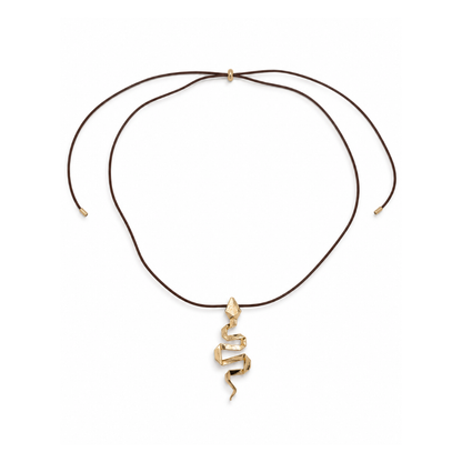 Overzicht van de bruine koordketting met goudkleurige slang hanger, ingekort met de schuifkraaltjes.