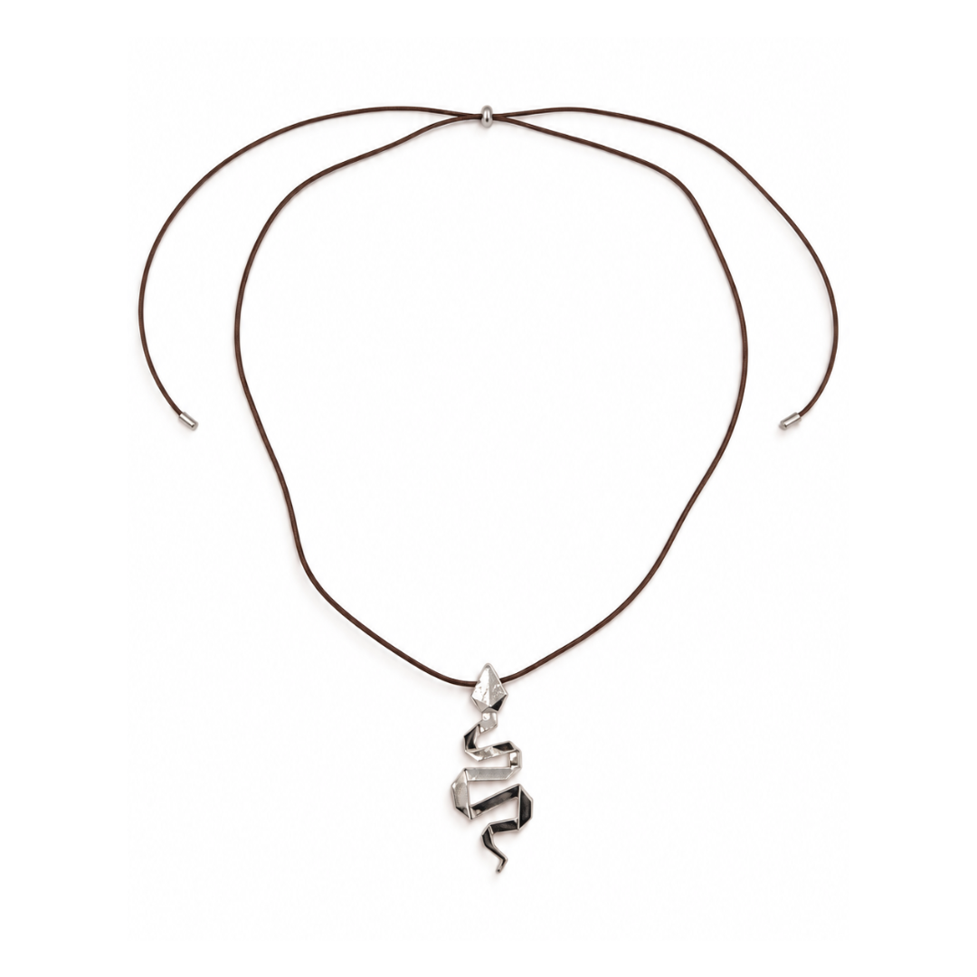 Overzicht van de bruine koordketting met zilverkleurige slang hanger, met open uiteinden en zilverkleurige eindkapjes.