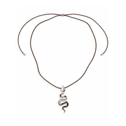 Overzicht van de bruine koordketting met zilverkleurige slang hanger, met open uiteinden en zilverkleurige eindkapjes.