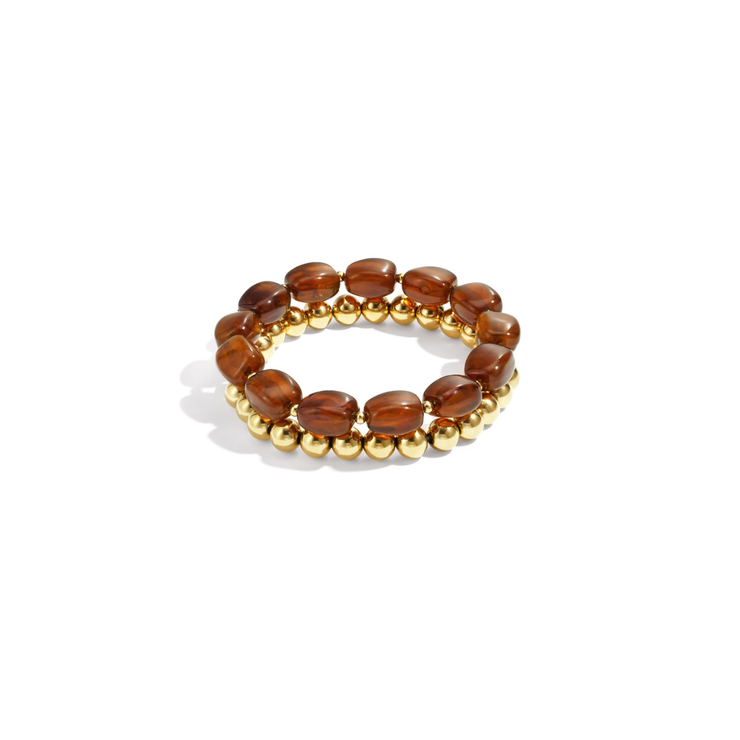 Set van bruine kralenarmbanden met goudkleurige kralen voor dames.