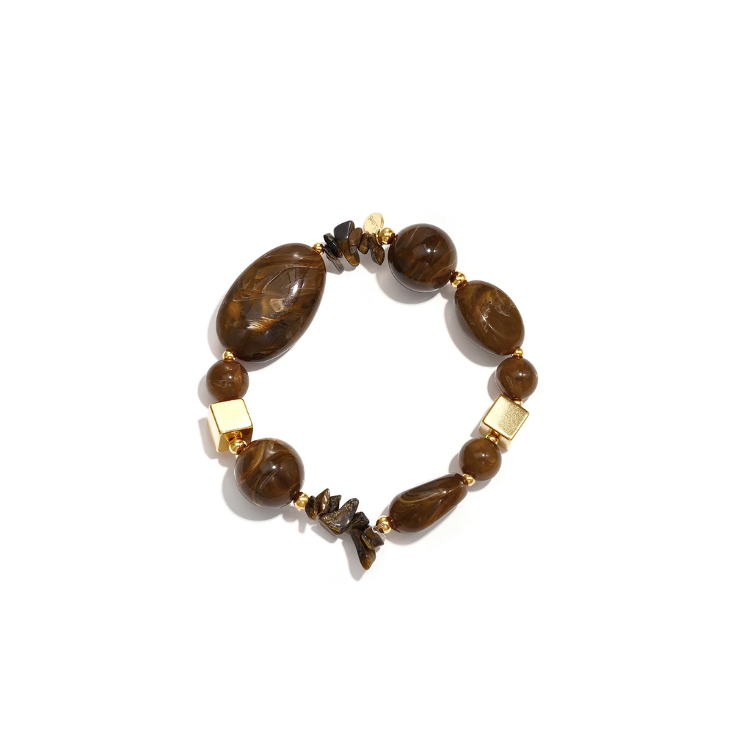 Bruine kralenarmband met bruine marble kralen, bruine natuursteen chips en goudkleurige details