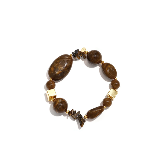 Bruine kralenarmband met bruine marble kralen, bruine natuursteen chips en goudkleurige details