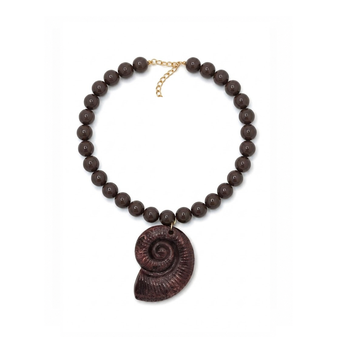 Bruine kralenketting Iris met 13,5 mm marble kralen en een oversized schelp bedel van 7 cm.
