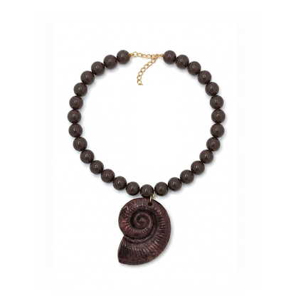Bruine kralenketting Iris met 13,5 mm marble kralen en een oversized schelp bedel van 7 cm.