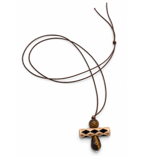 Bruine lange koordketting Totem met ronde tijgeroog kraal, crèmekleurig staafje met bruine ruitjes en een tijgeroog druppel op een witte achtergrond.