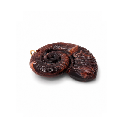 Zijkant van bruine marble oversized schelp bedel met spiraalvormig design.