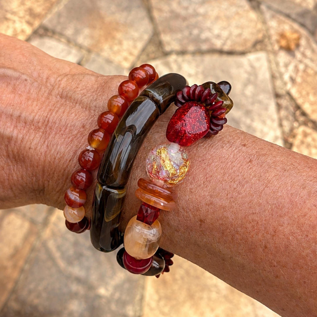 Bruine oranje chunky kralenarmbandenset met rode en crème statement kralen