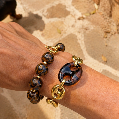 Bruine panter kralen bean varkensneus armbandenset met chunky bruine schakels en gouden details