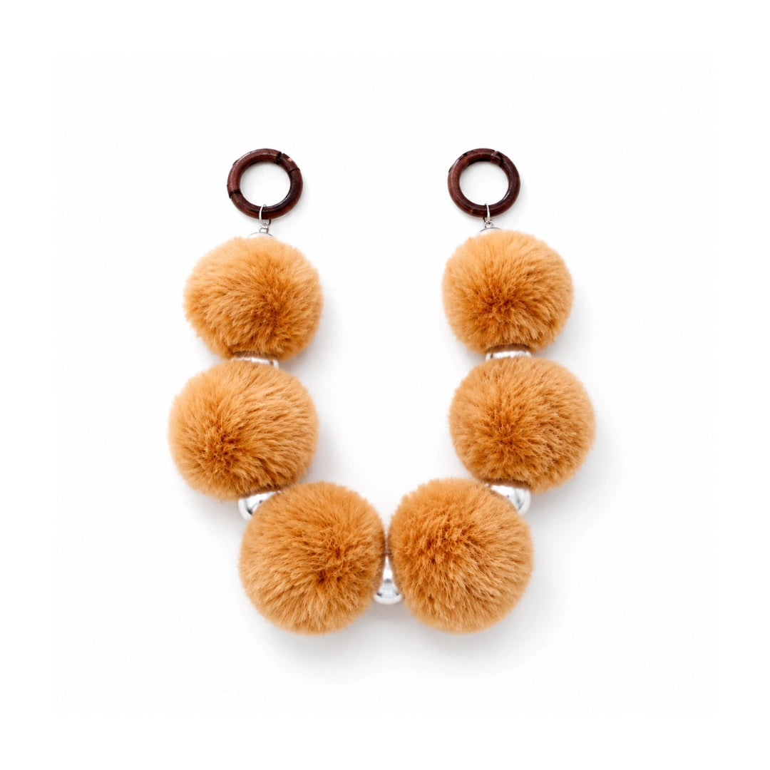 Bruine pompom en parels tashanger