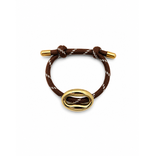 Bruine rope armband met goudkleurige bean-bedel en verstelbare sluiting van Casa Jadel.