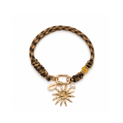 Bruine rope ketting met goudkleurige frontsluiting, spiraalzon, schelp- en parelbedels van Casa Jadel.