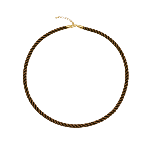 Bruine gedraaide rope ketting met goudkleurige sluiting op witte achtergrond.