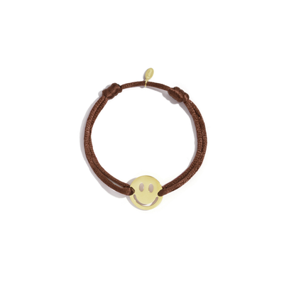 Bruine satijnkoord armband met gouden smiley bedel