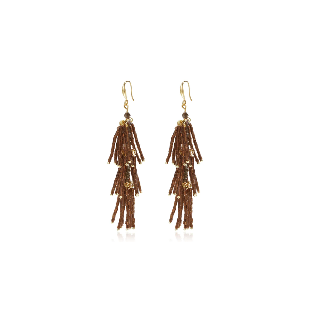 Bruine statement tassel oorbellen met lange gelaagde franjes van chocoladebruine glanzende staafkralen, gouden details en goudkleurige oorhaakjes op witte achtergrond.