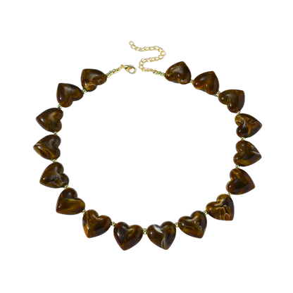 Bruine hartjes statement ketting met gemarmerde hartvormige kralen en zilverkleurige details