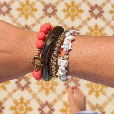 Stretch armband met schelpjes mix overall wit
