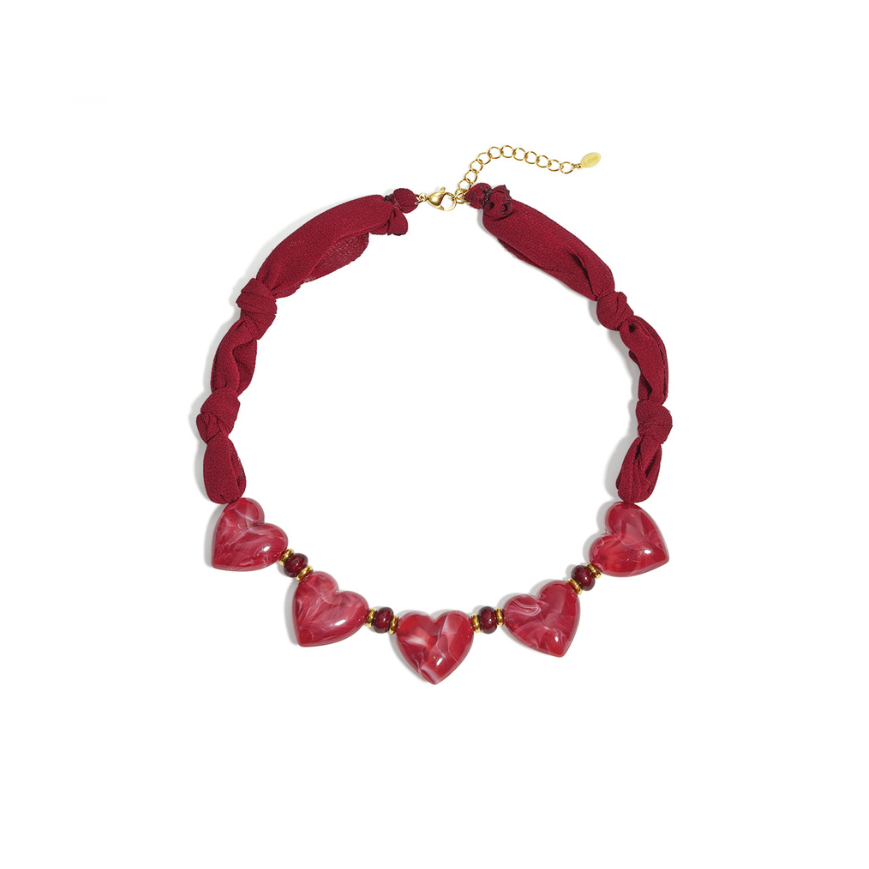 Burgundy bandana ketting met glanzende hartjes en gouden details