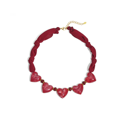 Burgundy bandana ketting met glanzende hartjes en gouden details