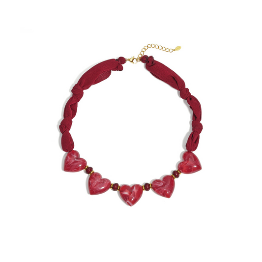 Burgundy bandana ketting met glanzende hartjes en gouden details
