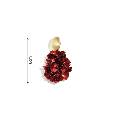 Burgundy bloemen bohemian statement oorbellen met goudkleurige ovale oorstekers en grote 3D-bloemhangers in diepe burgundy tinten afmeting