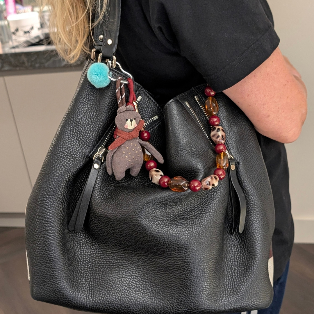 Burgundy bruine kralen bag charm met chunky tortoise kralen aan zwarte tas