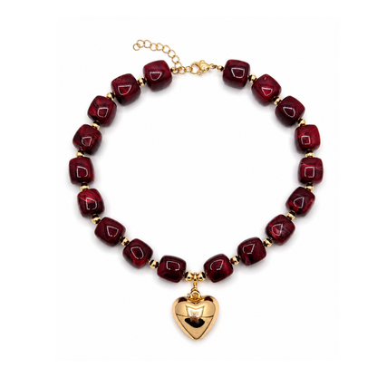 Burgundy chunky kralenketting met vierkante kralen en gouden hartbedel van Casa Jadel