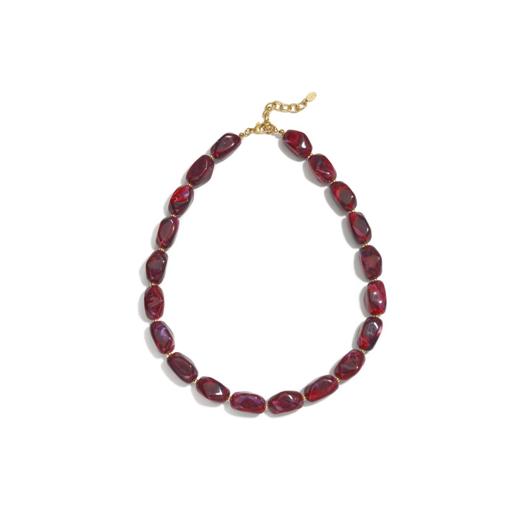 Burgundy chunky statement kralenketting met grote marble kralen en gouden details