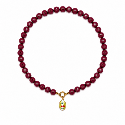Burgubndy ketting met Groen gestreepte ovale bedel met rode kersen en goudkleurige details