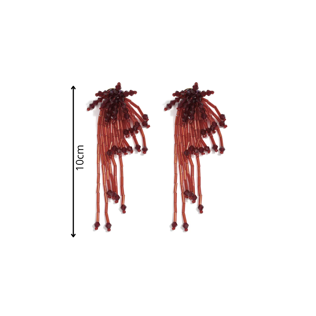 Burgundy lange statement oorbellen met wijnrode glaskralen, fonkelende facetkralen en speelse kralenfranjes in watervalmodel afemting