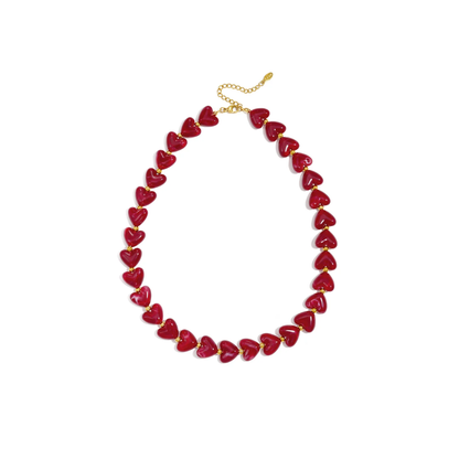 Burgundy marble hartjes kralenketting Lieve met wijnrode hartvormige kralen en gouden details