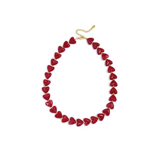 Burgundy marble hartjes kralenketting Lieve met wijnrode hartvormige kralen en gouden details