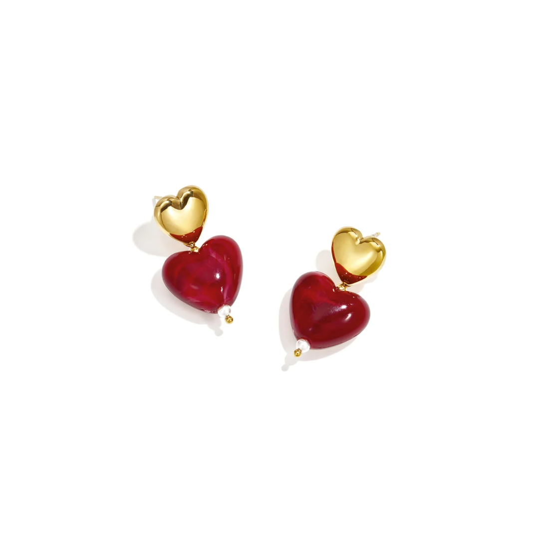 Burgundy marble hartjes XL Lieve oorbellen met grote wijnrode gemarmerde hartjes, gouden oorknopjes en witte pareltjes