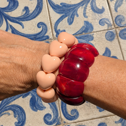 Burgundy statement armband met brede kralen en perzik hartjes kralenarmband