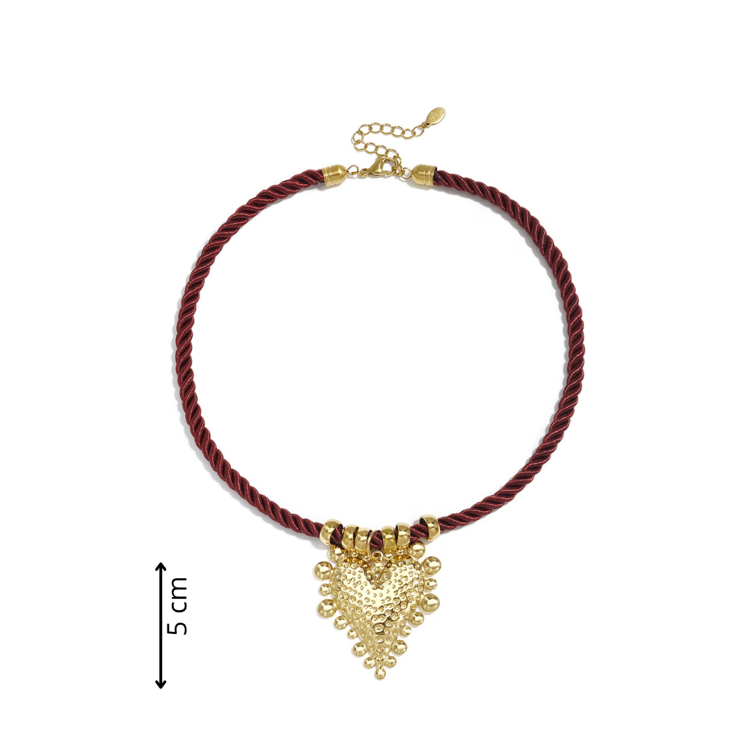 Burgundy rope ketting met grote goudkleurige hart bedel en verstelbare sluiting afmeting
