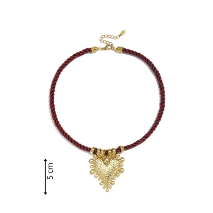 Burgundy rope ketting met grote goudkleurige hart bedel en verstelbare sluiting afmeting