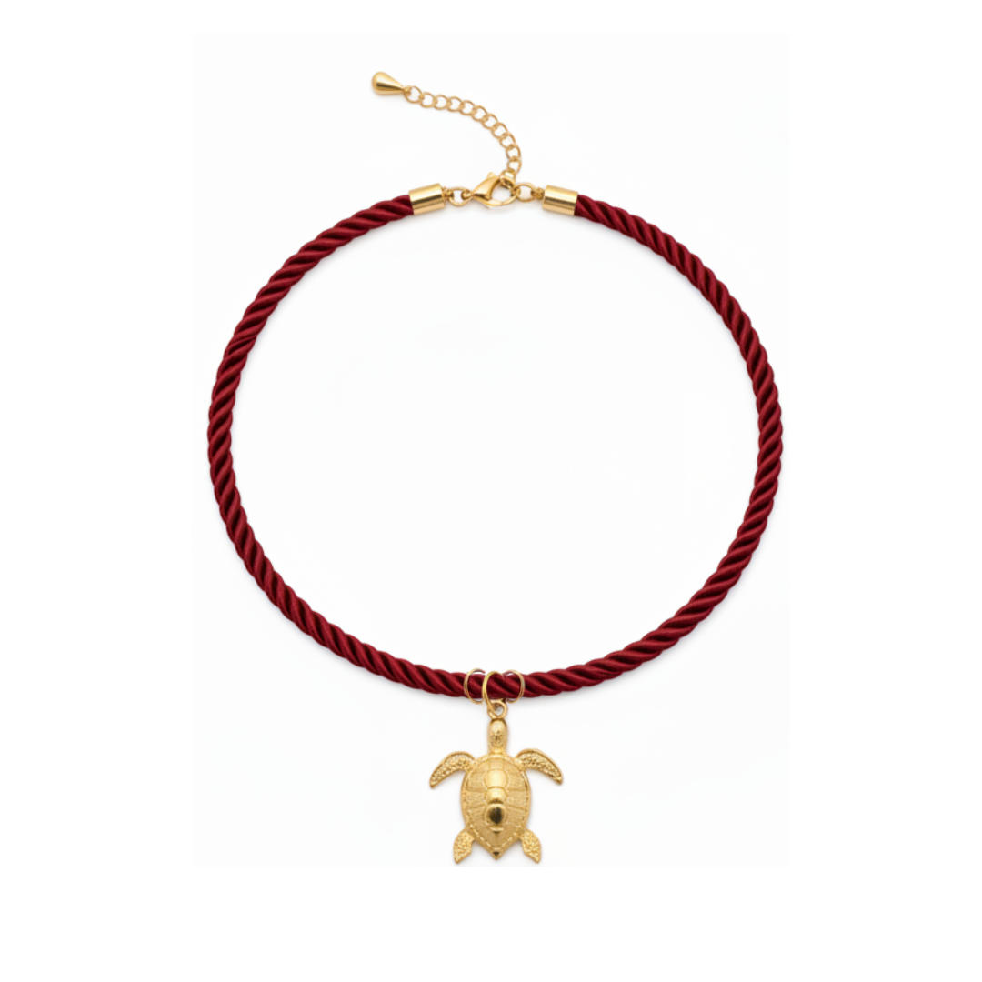 Burgundy rope ketting met goudkleurige schildpad bedel.