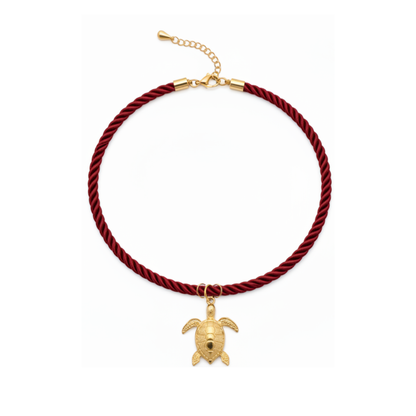 Burgundy rope ketting met goudkleurige schildpad bedel.