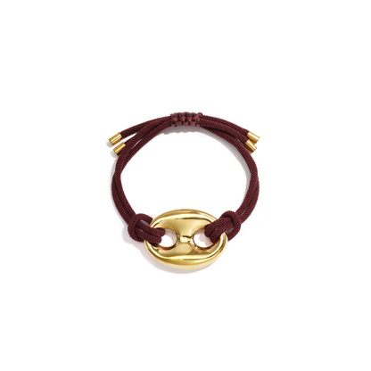 Burgundy satijnkoord armband met gouden bean sluiting van stainless steel.