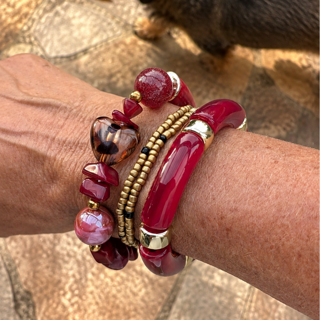Burgundy statement armbanden set met grote kralen, gouden details en bangle