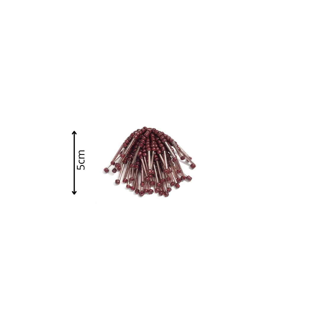 Burgundy statement oorbellen met waaiervormige franjes van kleine wijnrode kralen en langwerpige glaskralen afmeting