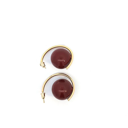 Burgundy statement oorringen met grote glanzende ronde donkerrode kralen en goudkleurige open gebogen oorringen