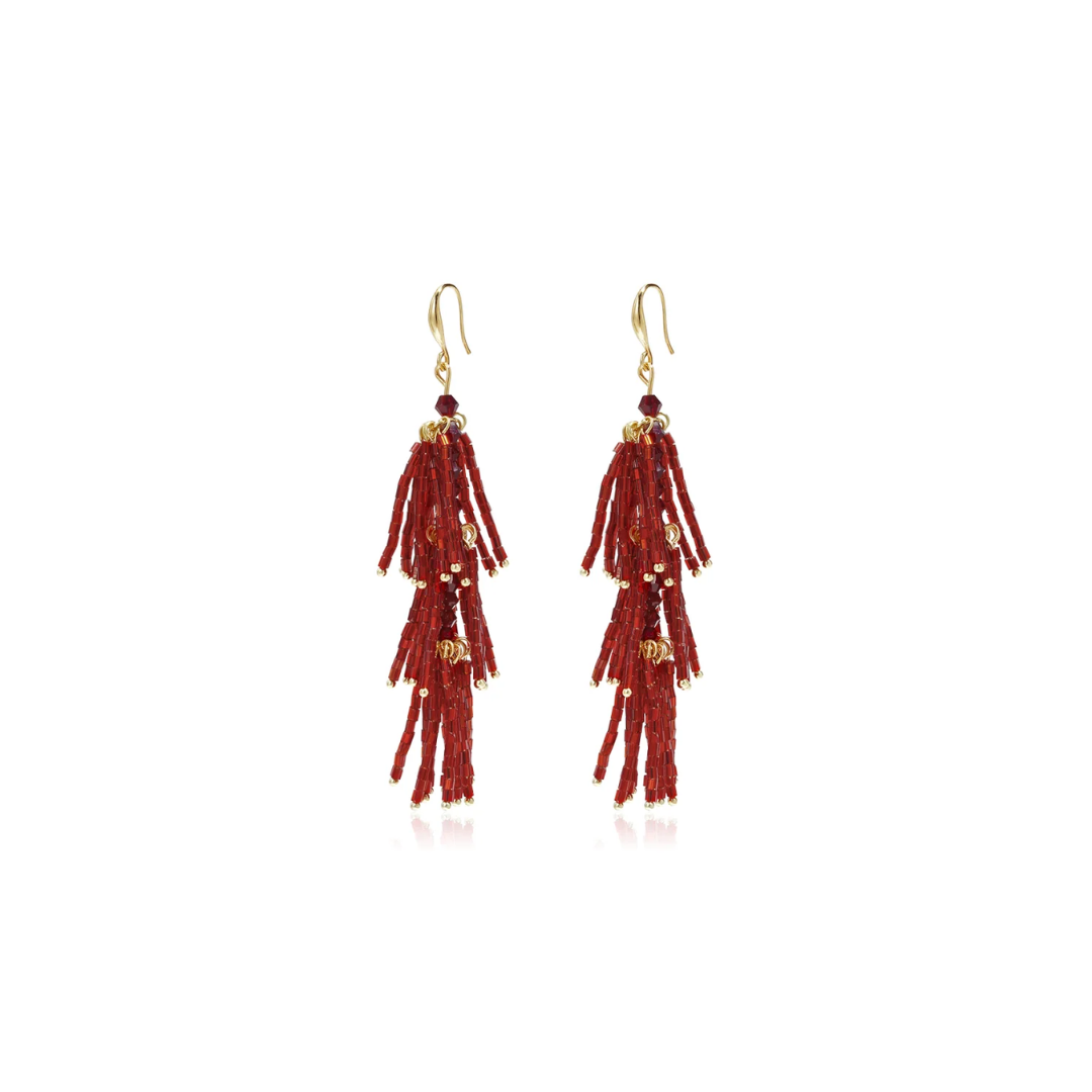 Burgundy statement tassel oorbellen met lange gelaagde franjes van glanzende rode staafkralen, kleine gouden details en goudkleurige oorhaakjes op witte achtergrond.