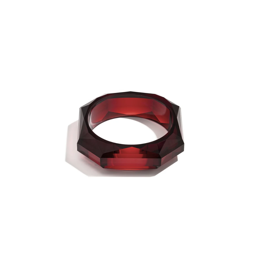 Burgundy transparante facet bangle armband met grote geometrische facetten en glanzende afwerking