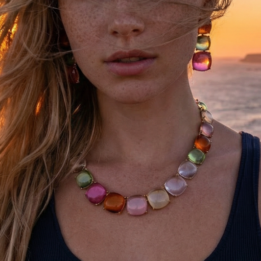 Cabochon sieradenset pastel met ketting en oorbellen gekleurd. Gedragen door model.  Casa Jadel
