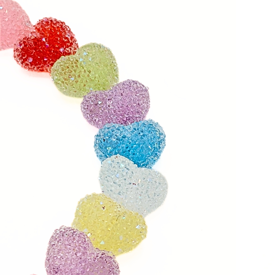 Detail van pastel hartjes kralen met licht gestructureerde afwerking