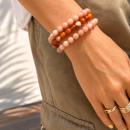 carneool en zonnesteen armbanden op arm
