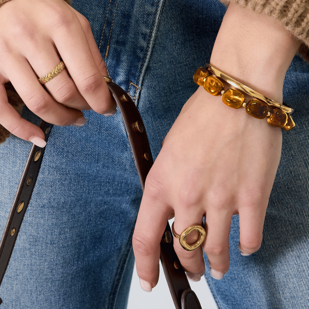 Close-up van amberkleurige square kralenarmband gedragen om de pols