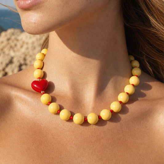 Casa Jadel gele grote kralen ketting met rood hart bedel - statement sieraden
