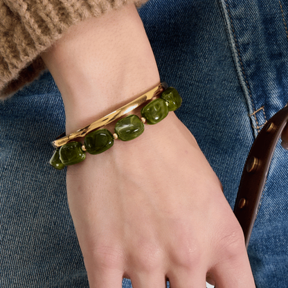 Close-up van groene kralenarmband gedragen om de pols