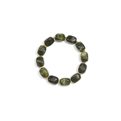 Groene armband met squared kralen en goudkleurige details